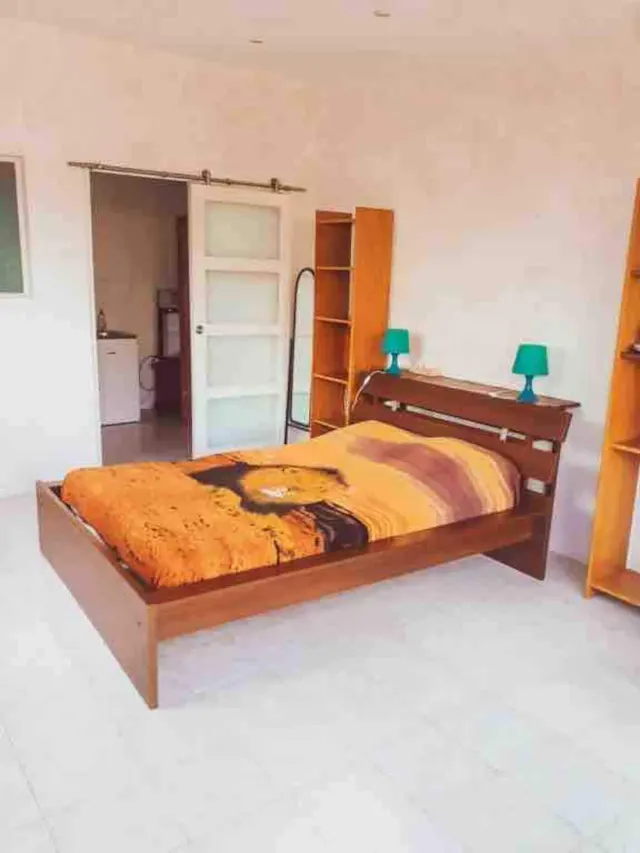 BookNoFees: Rustige bungalow met blompatio en somerse kombuis – Agde