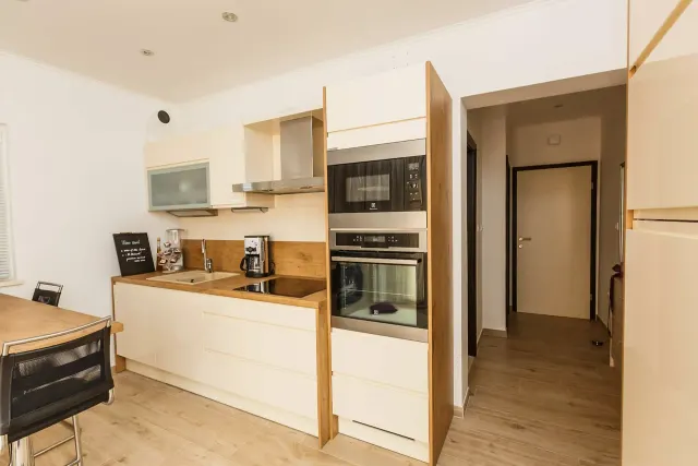 BookNoFees: Miran woonstel met balkon en uitsig oor die see – Okrug Gornji