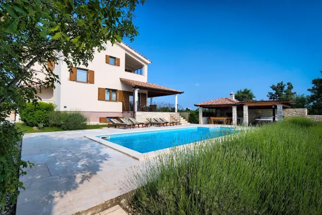 Ruim villa met swembad en warmbad, Štokovci
