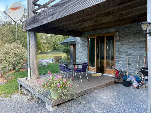 BookNoFees: Rustige woonstel in die natuur met bedekte terras en swembad – Membre Sur Semois