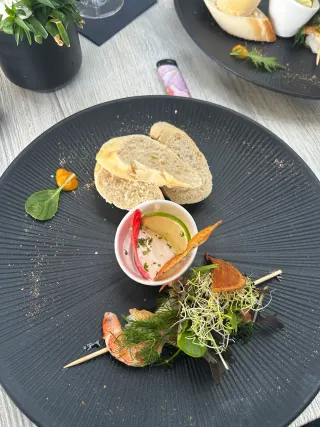 Restaurant – BookNoFees: foto uit Valentina Pfenning se resensie van Treibgut
