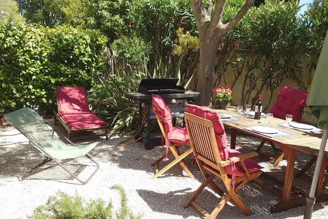 BookNoFees: Rustige vakansiewoonstel met omheinde tuin – Sanary