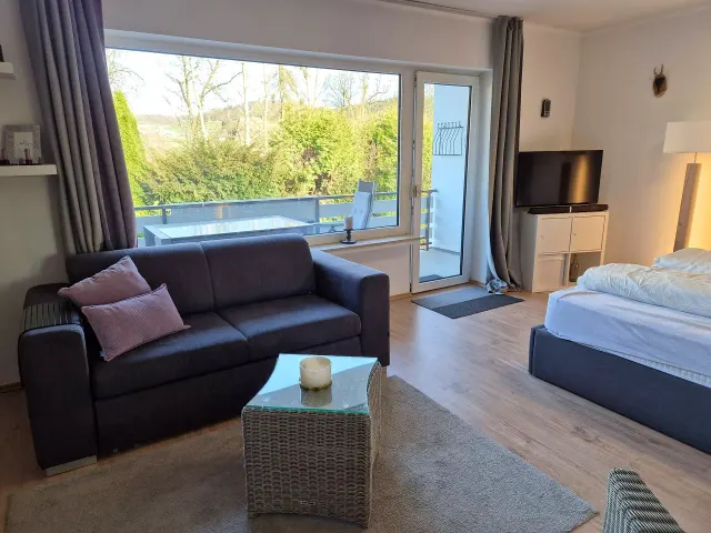 BookNoFees: Rustige vakansiewoonstel by die Sorpesee met kaggel en balkon – Sundern