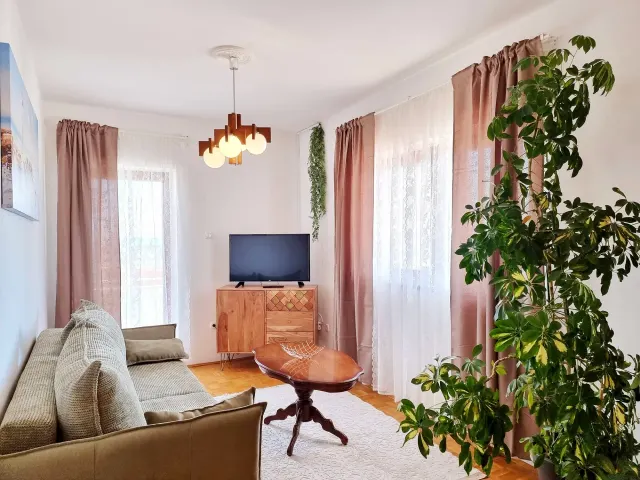 BookNoFees: Rustige woonstel met balkon en gedeelde swembad – Okrug Gornji