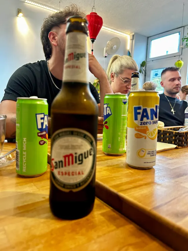 BookNoFees: Happie-eetplek – Good morning Vietnam – Aachen – Restaurant met San Miguel- en Fanta-drankies op die tafel, foto 3