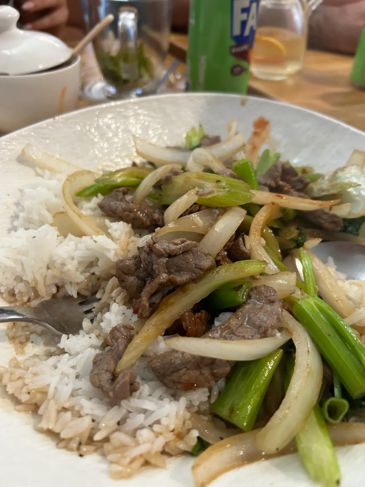 BookNoFees: Happie-eetplek – Good morning Vietnam – Aachen – Restaurant met beesvleis-roerbraai en witrys op 'n bord, foto 1