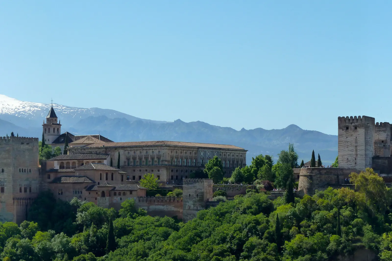 BookNoFees-gids vir Andalusië, Spanje: die Alhambra in Granada met die Sierra Nevada-berge agter