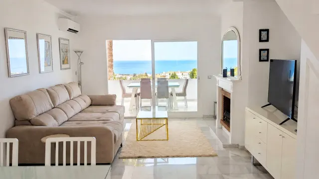 BookNoFees: vakansiehuis in Mijas – Sitkamer met 'n bank, televisie en terras met see-uitsig in Calahonda, Spanje
