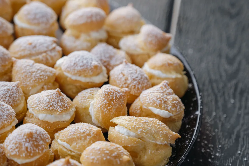 BookNoFees: Example photo: Cream puffs dusted with icing sugar
