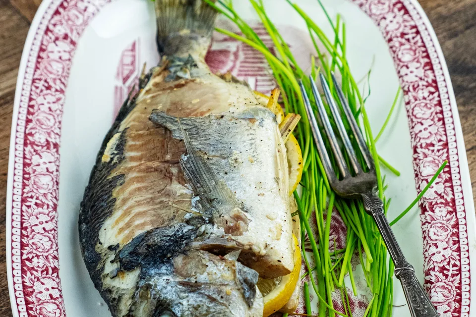 BookNoFees: Example photo: Grilled fish with lemon