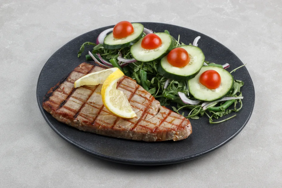 BookNoFees: Example photo: Grilled tuna steak with salad and lemon