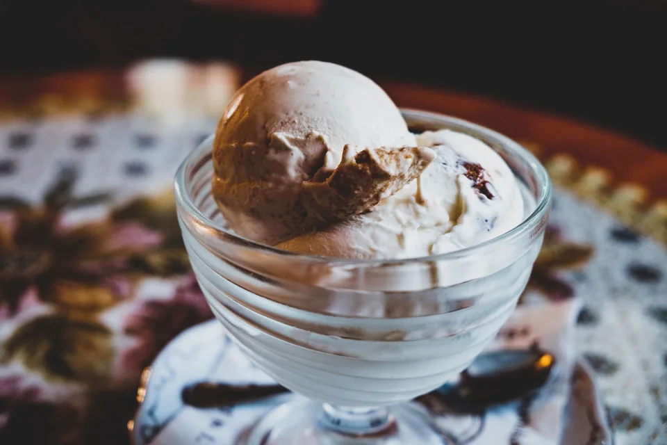 BookNoFees: Example photo: Ice cream in a glass bowl
