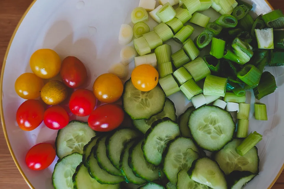 BookNoFees: Example photo: Vegetable salad with cucumber, tomatoes and spring onions