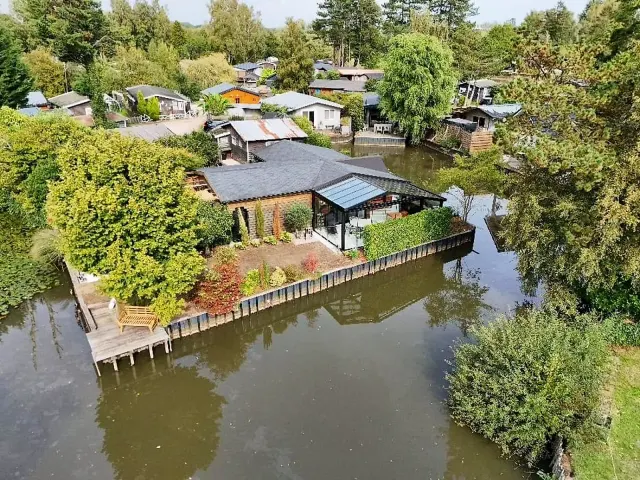 BookNoFees: Peaceful One-Bedroom Chalet with Private Garden – Geel