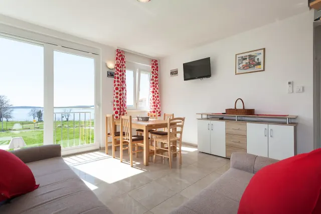 BookNoFees: The upper floor of a beachfront villa with a roof terrace, situated right on the beach. – Medulin
