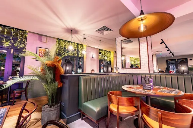 BookNoFees: Banana Tree, London