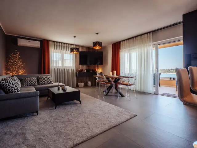 BookNoFees: Stylish designer flat with a terrace and sea view, ground floor – Rogoznica