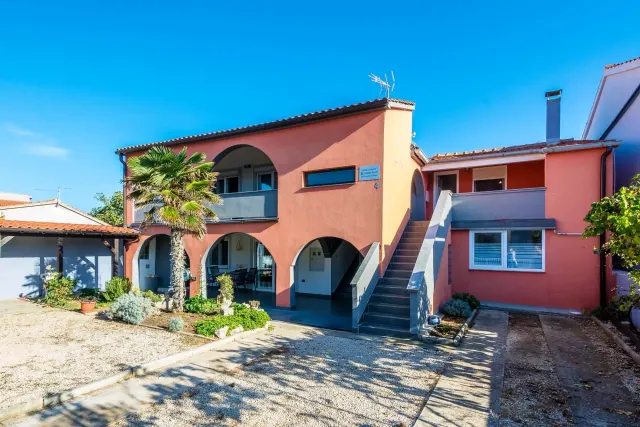 BookNoFees: Peaceful Garden Apartment with Covered Balcony – Vir