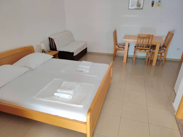 BookNoFees: Peaceful Studio with Balcony and Sea View – Omiš