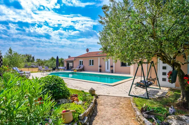 BookNoFees: Una holiday home with private pool and garden – Fazana