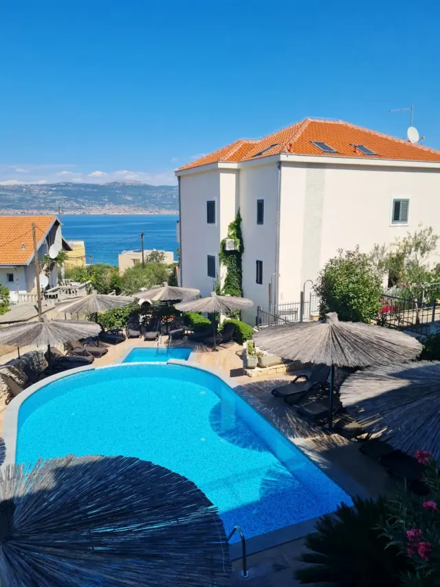 BookNoFees: A peaceful holiday flat with a swimming pool and barbecue area – Slatine