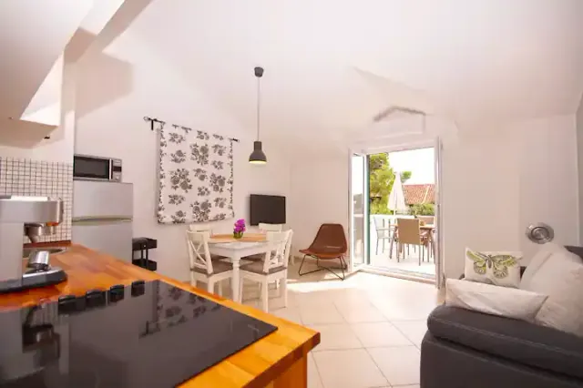 BookNoFees: NEW – Holiday flat 1 near the beach – Tribunj