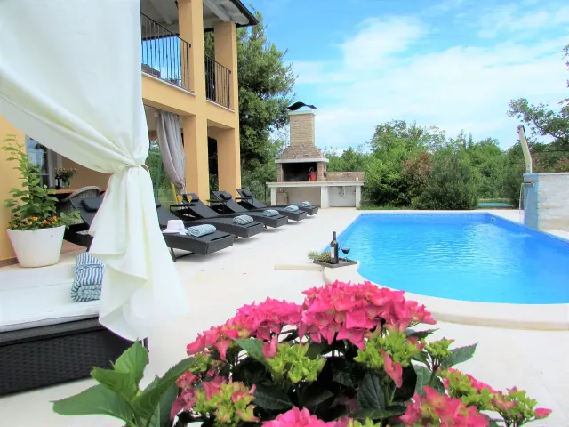 BookNoFees: Villa Ari with a swimming pool, hot tub and sauna – Rakalj
