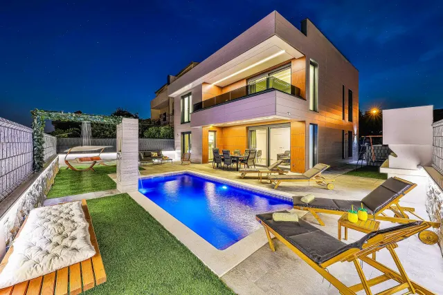 BookNoFees: Modern villa with a swimming pool and a spacious terrace – Kastel Stafilic