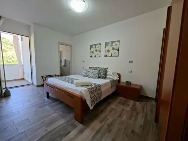 BookNoFees: Peaceful Central Apartment with Balcony and Mountain View – VILLASIMIUS