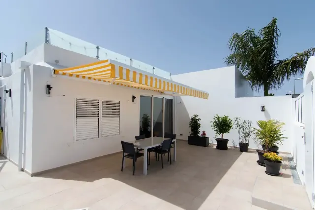 BookNoFees self catering holiday home in Playa Del Ingles – Casa Kriki: an exclusive bungalow with a roof terrace in the Holycan complex