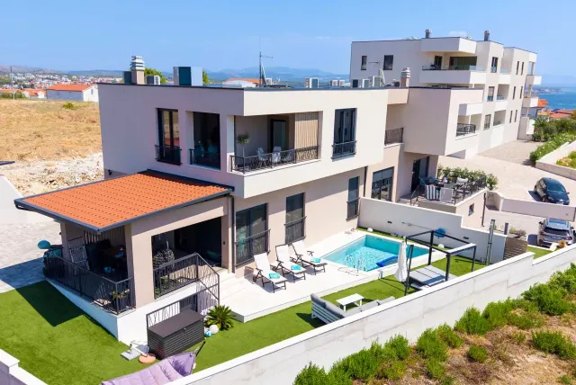 BookNoFees: Peaceful Apartment with Private Pool and Sea View – Vodice