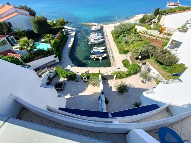 BookNoFees: Peaceful Central Apartment with Sea-View Balcony – Petrcane
