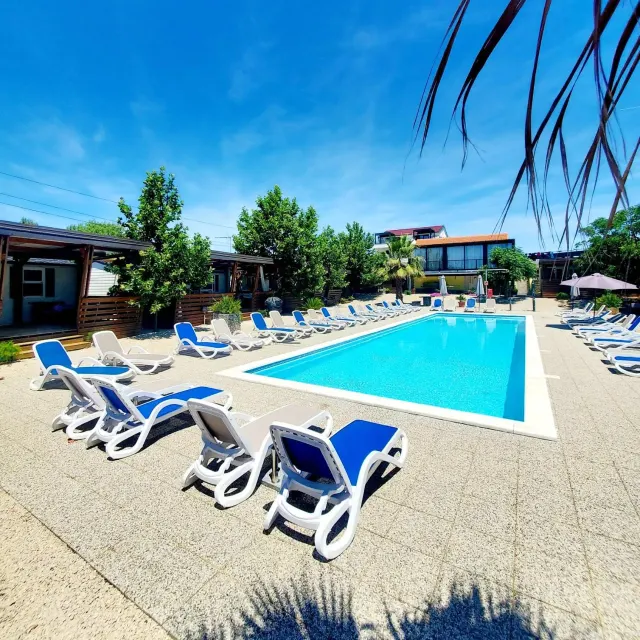 BookNoFees: Peaceful Family Mobile Home with Pool Terrace – Turanj