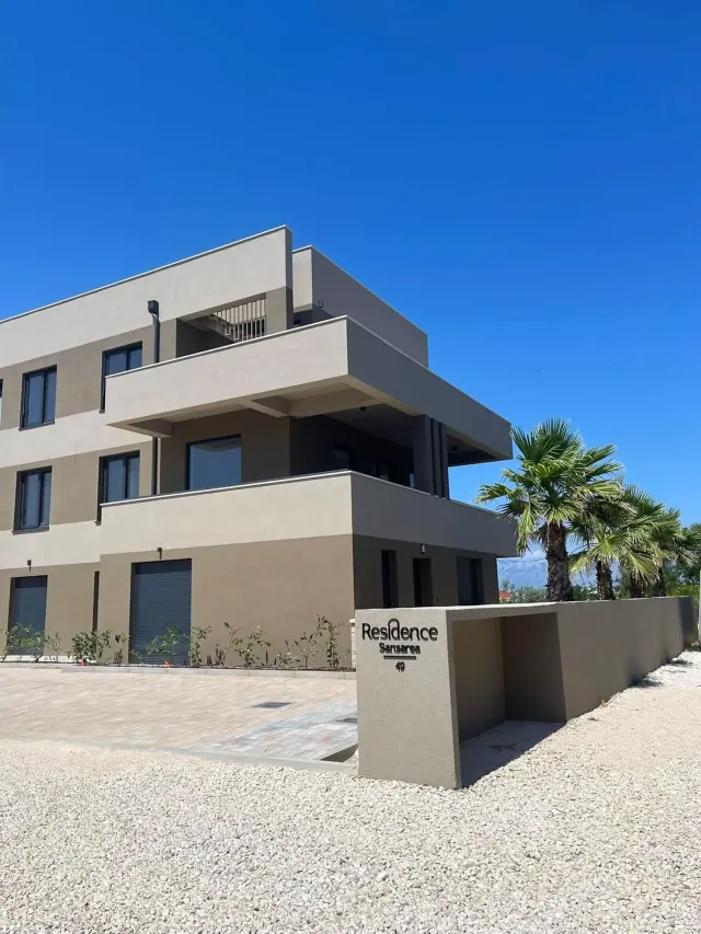 BookNoFees: Newly refurbished flat with a terrace and parking space – Privlaka