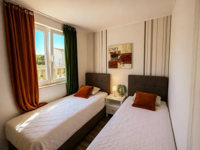 BookNoFees: Peaceful Seaside Apartment with Balcony and Marina Outlook – Petrcane