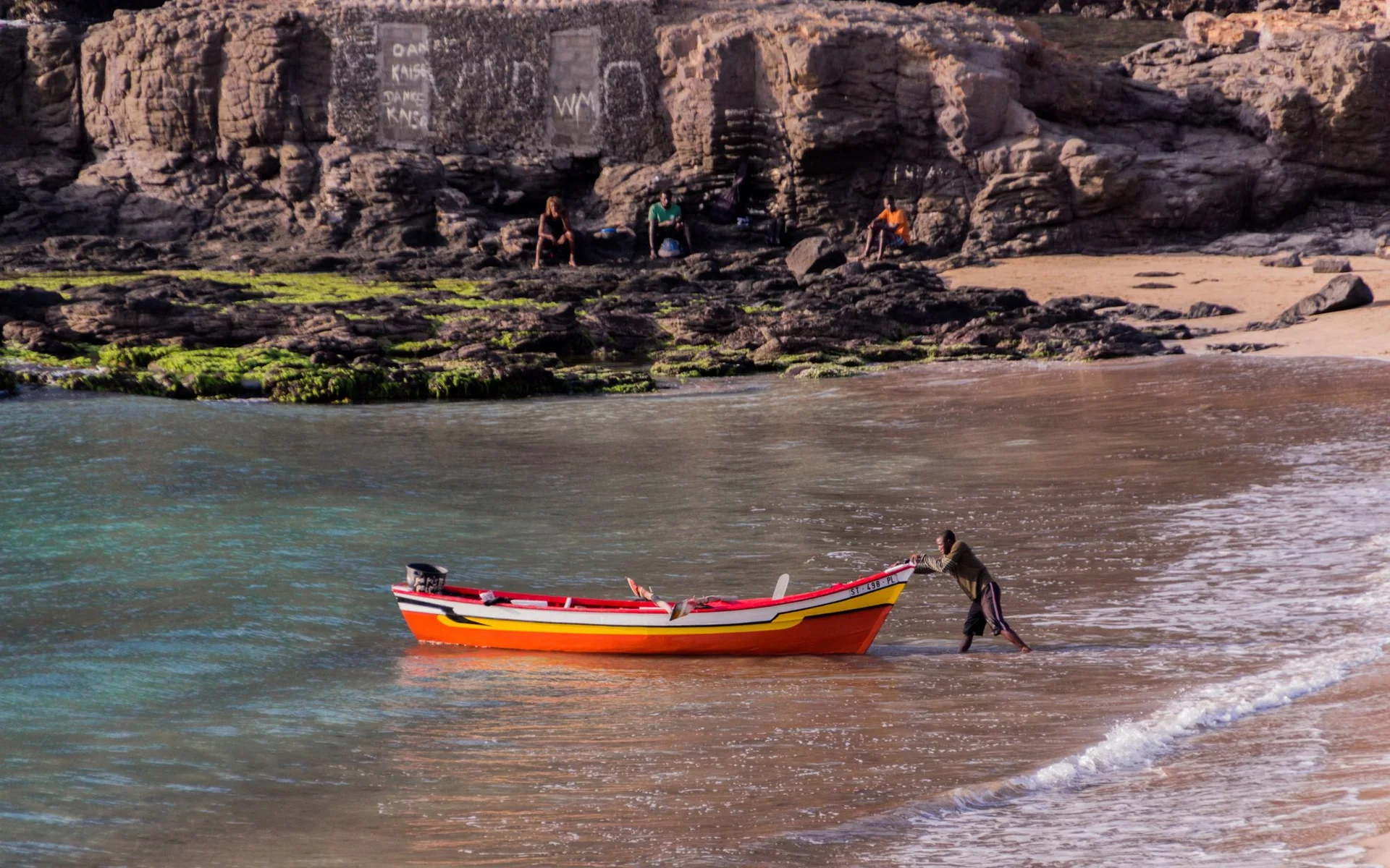 Kleurvolle vissersboot op die strand by Tarrafal in Kaap Verde