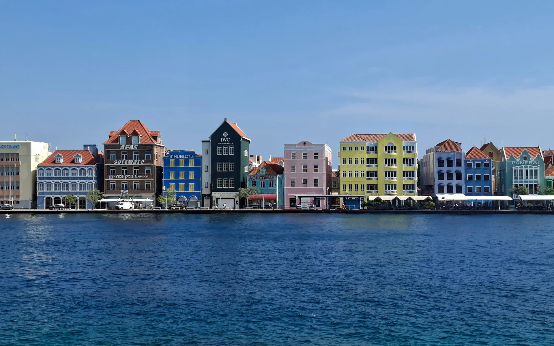 Kleurvolle huise by die water in Willemstad, Curaçao