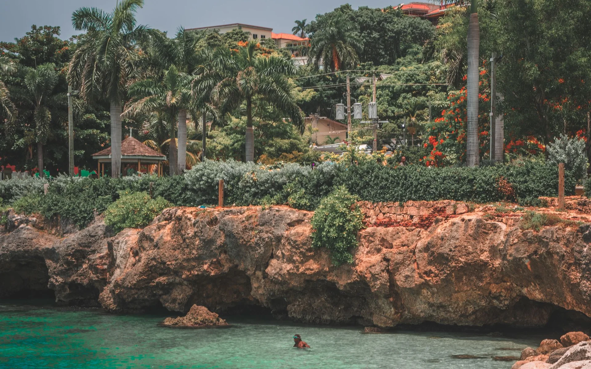 Montego Bay met palmbome en turkoois water