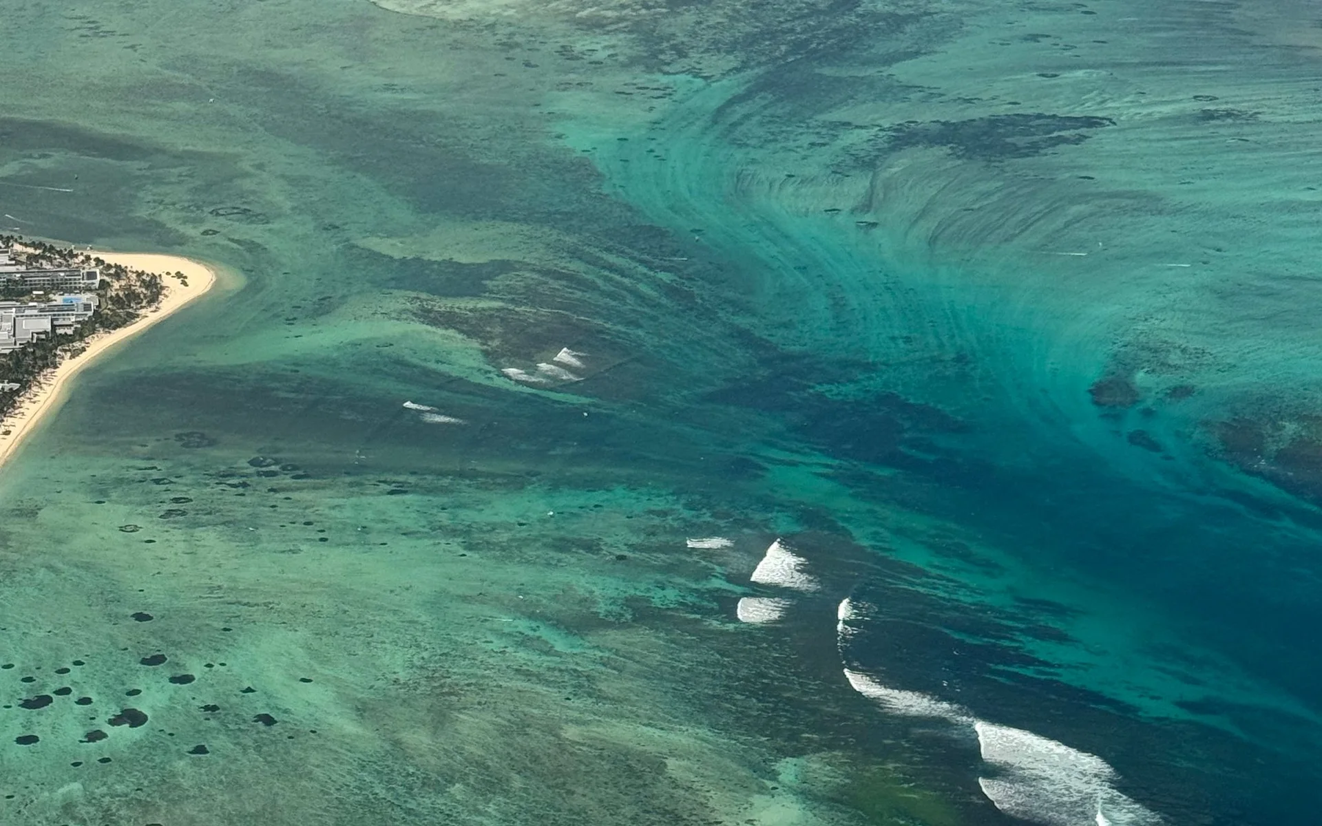 Lugfoto van die kus van Mauritius met turkoois water
