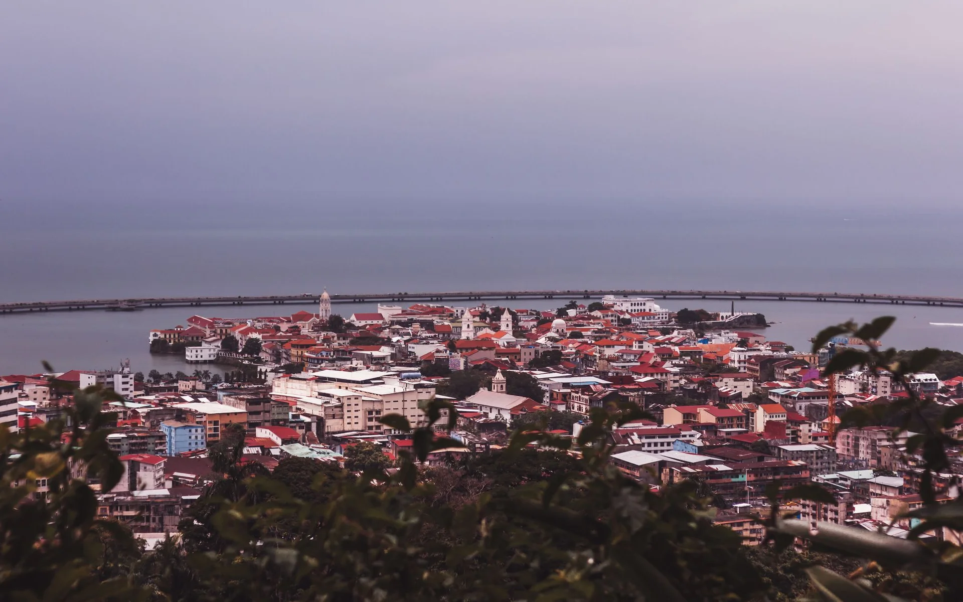 Lugfoto van Casco Viejo aan die kus van Panama