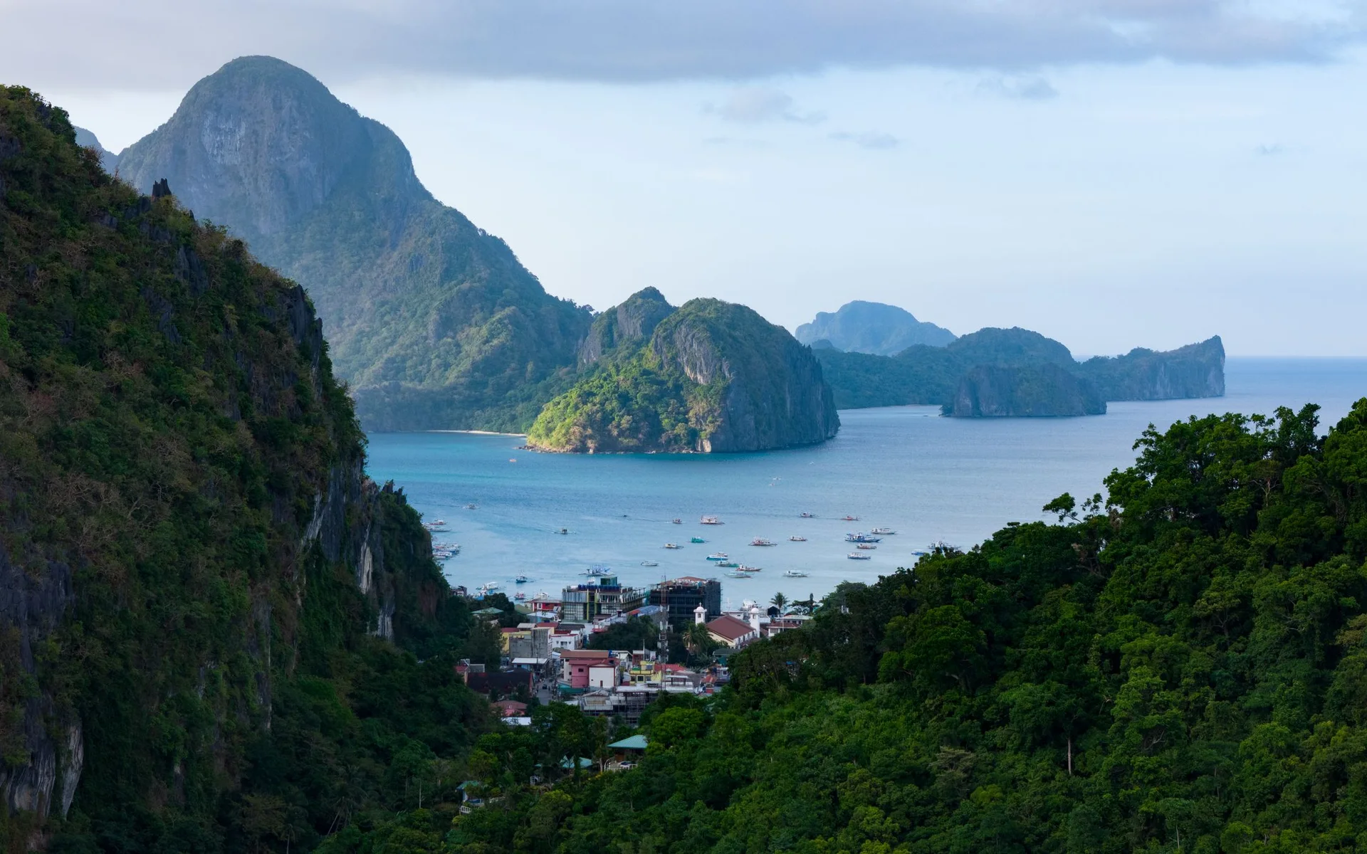 Groen eilande en blou see naby El Nido op Palawan