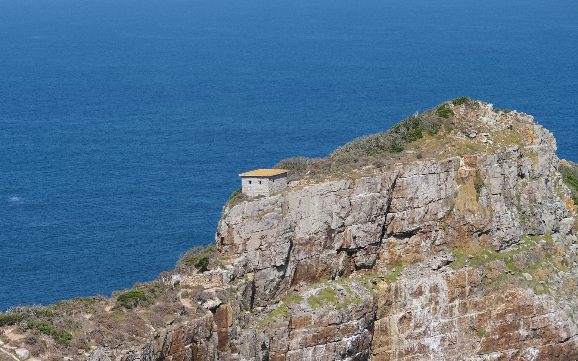Kranse en die see op die Kaapse Skiereiland in Suid-Afrika