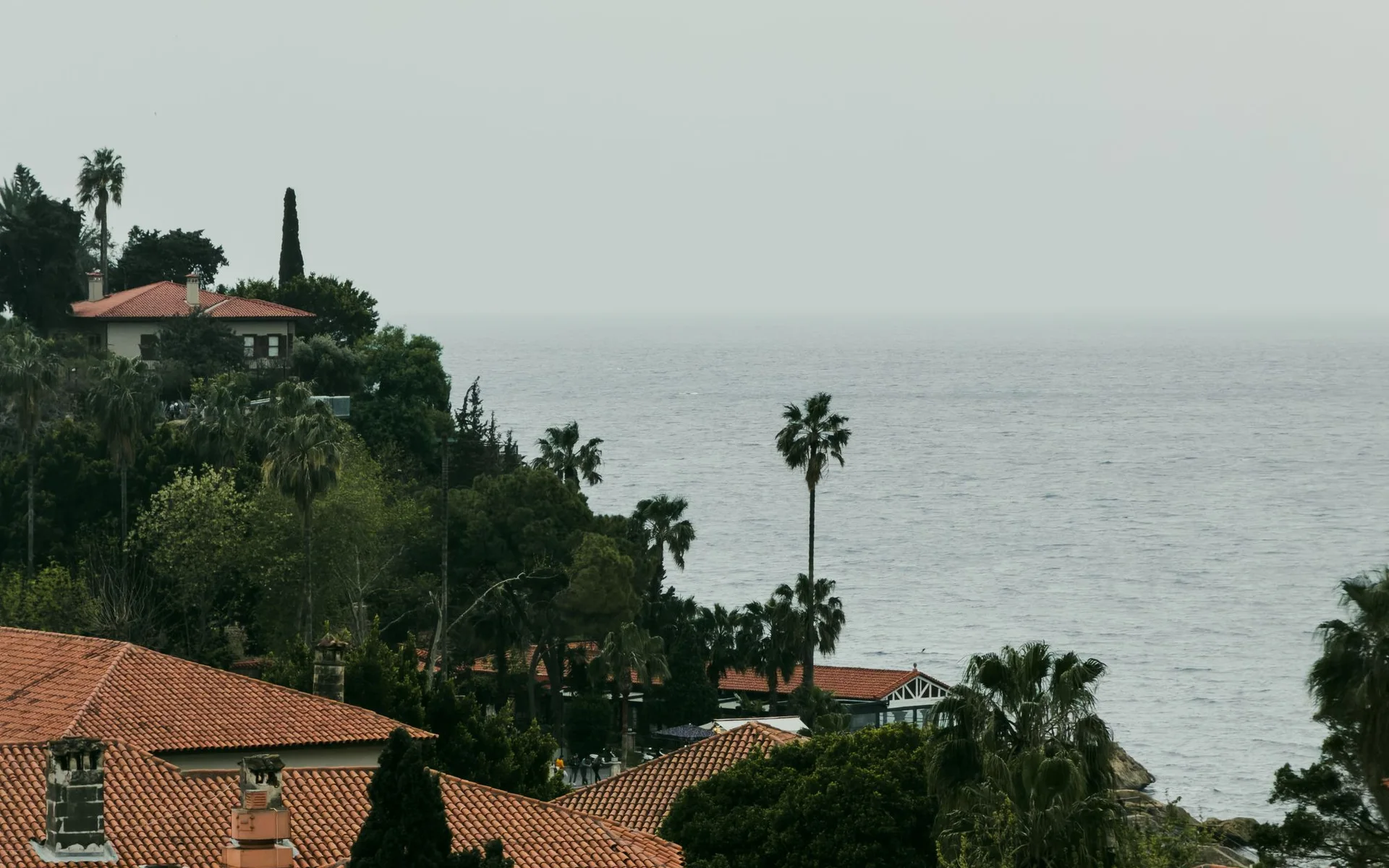 Dakke van Antalya met uitsig oor die Middellandse See