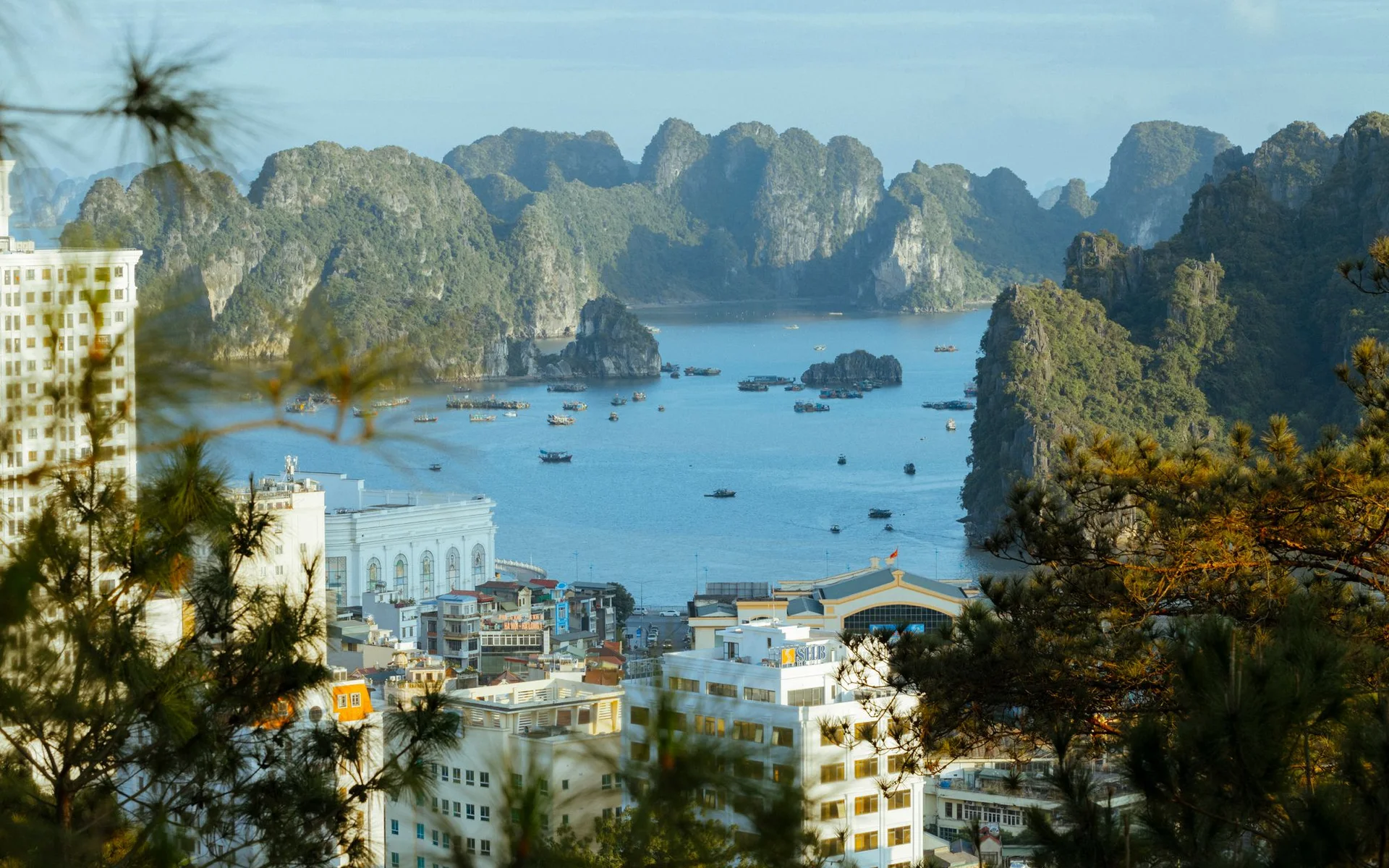 Lugfoto van Halong-baai met rotsformasies