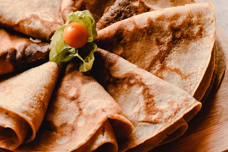 Voorbeeldfoto: Crêpes gerangskik op 'n bord