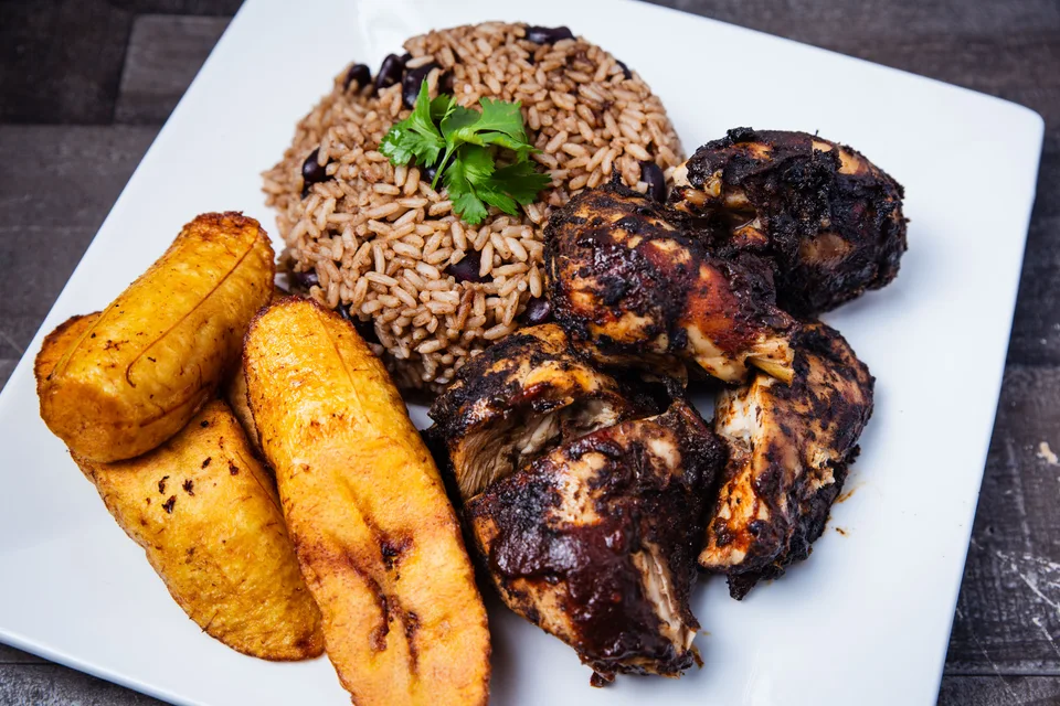 Voorbeeldfoto: Jerk-hoender met rys en gebraaide plantain