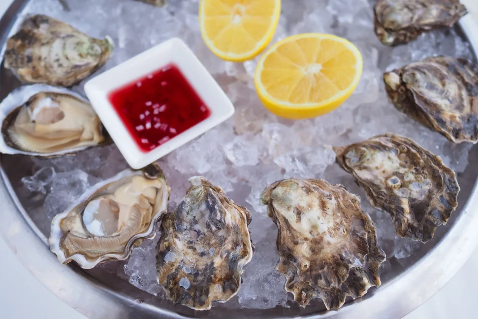 Voorbeeldfoto: Oesters bedien op ys met suurlemoen en sous