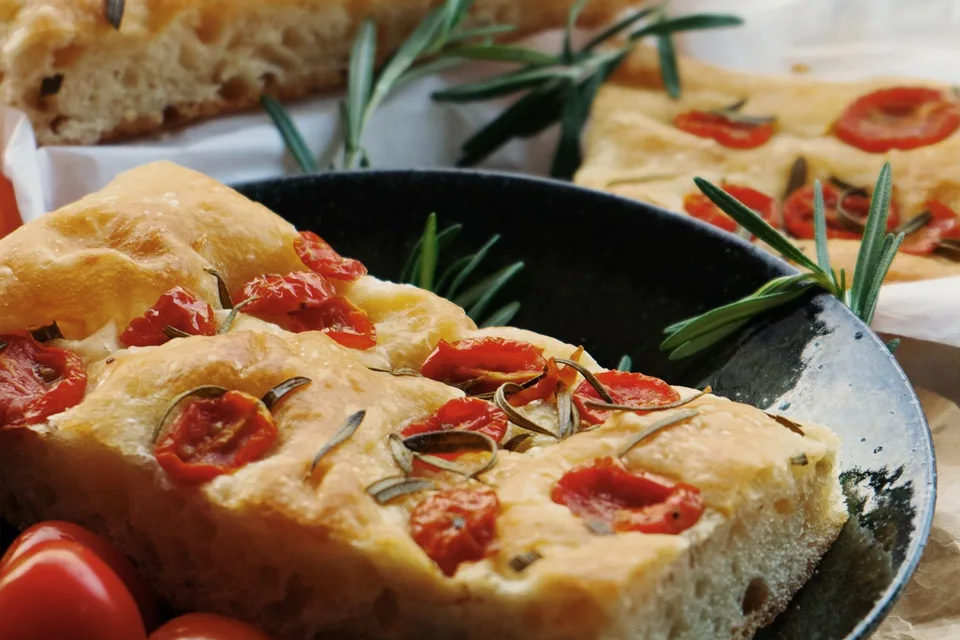 Voorbeeldfoto: Focaccia met tamaties en roosmaryn bo-op